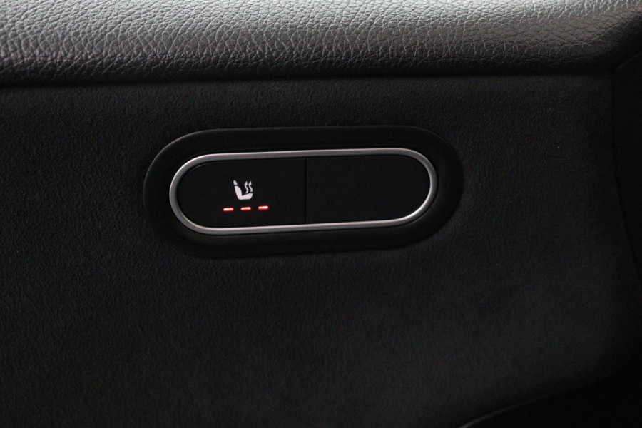 Mercedes-Benz A-Klasse 200 Business Solution AMG (PANORAMADAK, SFEERVERLICHTING, PARKEERSENSOREN, STOELVERWARMING, GOED ONDERHOUD)
