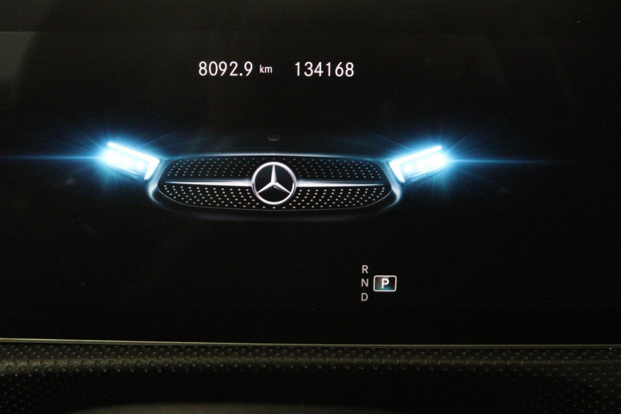 Mercedes-Benz A-Klasse 200 Business Solution AMG (PANORAMADAK, SFEERVERLICHTING, PARKEERSENSOREN, STOELVERWARMING, GOED ONDERHOUD)