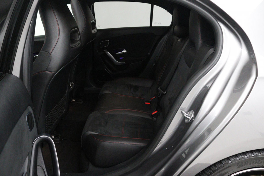 Mercedes-Benz A-Klasse 200 Business Solution AMG (PANORAMADAK, SFEERVERLICHTING, PARKEERSENSOREN, STOELVERWARMING, GOED ONDERHOUD)