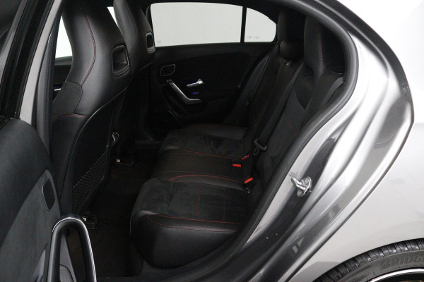 Mercedes-Benz A-Klasse 200 Business Solution AMG (PANORAMADAK, SFEERVERLICHTING, PARKEERSENSOREN, STOELVERWARMING, GOED ONDERHOUD)