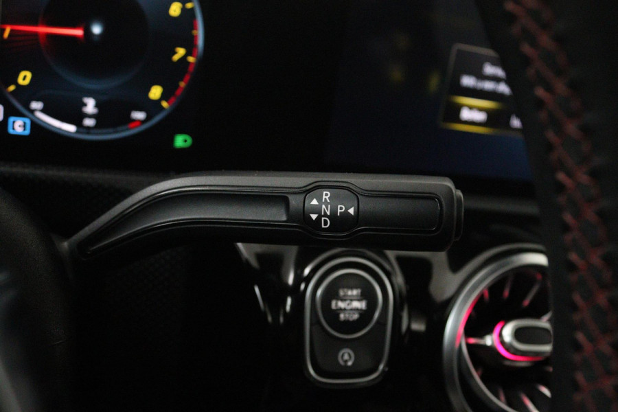 Mercedes-Benz A-Klasse 200 Business Solution AMG (PANORAMADAK, SFEERVERLICHTING, PARKEERSENSOREN, STOELVERWARMING, GOED ONDERHOUD)