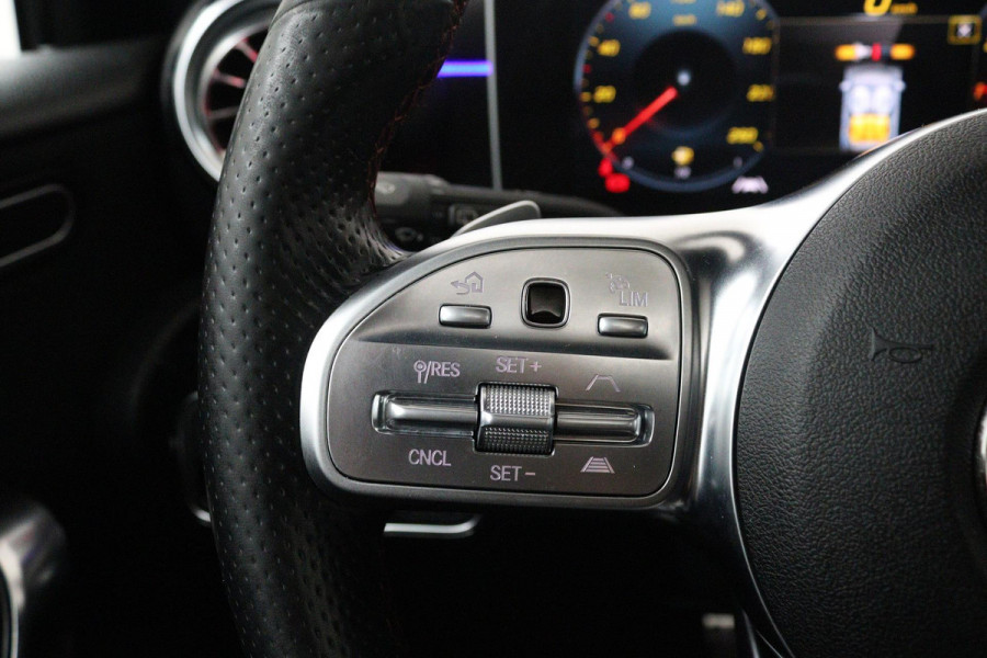 Mercedes-Benz A-Klasse 200 Business Solution AMG (PANORAMADAK, SFEERVERLICHTING, PARKEERSENSOREN, STOELVERWARMING, GOED ONDERHOUD)