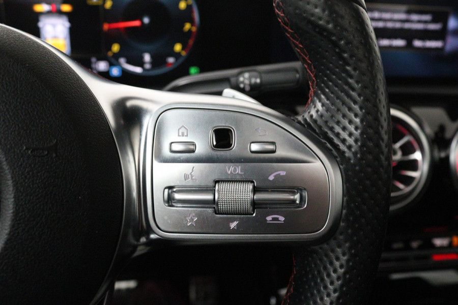 Mercedes-Benz A-Klasse 200 Business Solution AMG (PANORAMADAK, SFEERVERLICHTING, PARKEERSENSOREN, STOELVERWARMING, GOED ONDERHOUD)