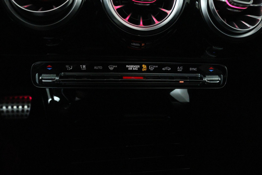 Mercedes-Benz A-Klasse 200 Business Solution AMG (PANORAMADAK, SFEERVERLICHTING, PARKEERSENSOREN, STOELVERWARMING, GOED ONDERHOUD)