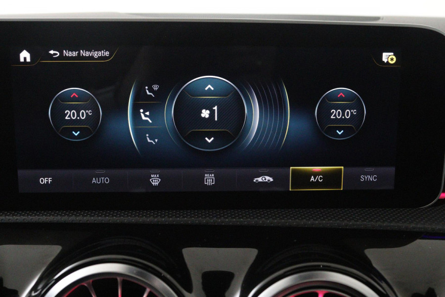 Mercedes-Benz A-Klasse 200 Business Solution AMG (PANORAMADAK, SFEERVERLICHTING, PARKEERSENSOREN, STOELVERWARMING, GOED ONDERHOUD)