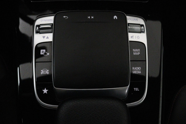 Mercedes-Benz A-Klasse 200 Business Solution AMG (PANORAMADAK, SFEERVERLICHTING, PARKEERSENSOREN, STOELVERWARMING, GOED ONDERHOUD)