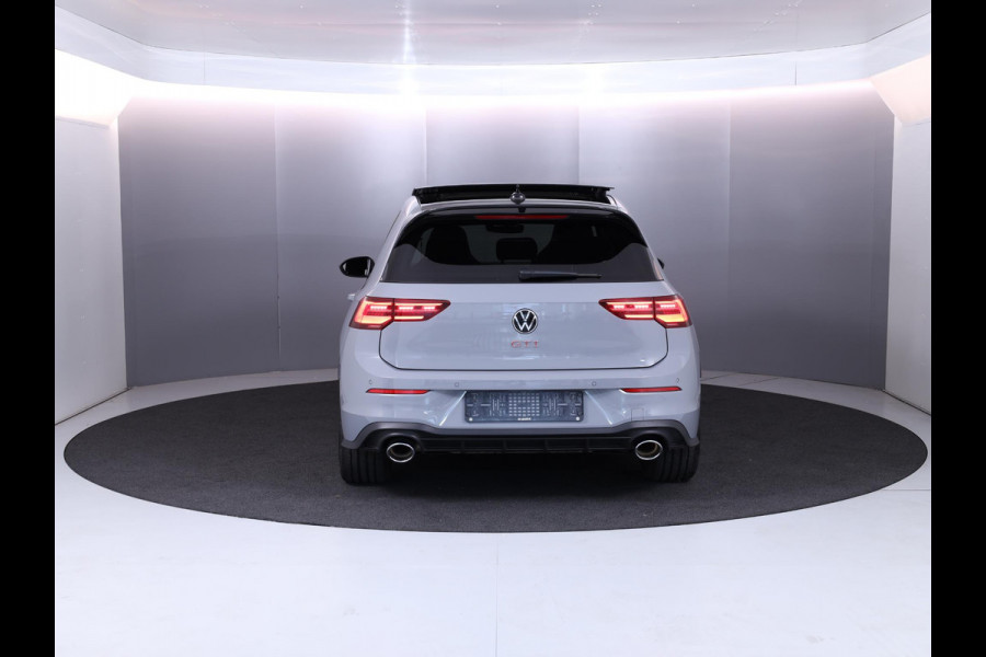 Volkswagen Golf 2.0 TSI GTI Clubsport 300 pk Automaat (DSG) | Navigatie | Panoramadak | Parkeersensoren | Matrix LED koplampen | Stoelverwarming | Lichtmetalen velgen 19" |