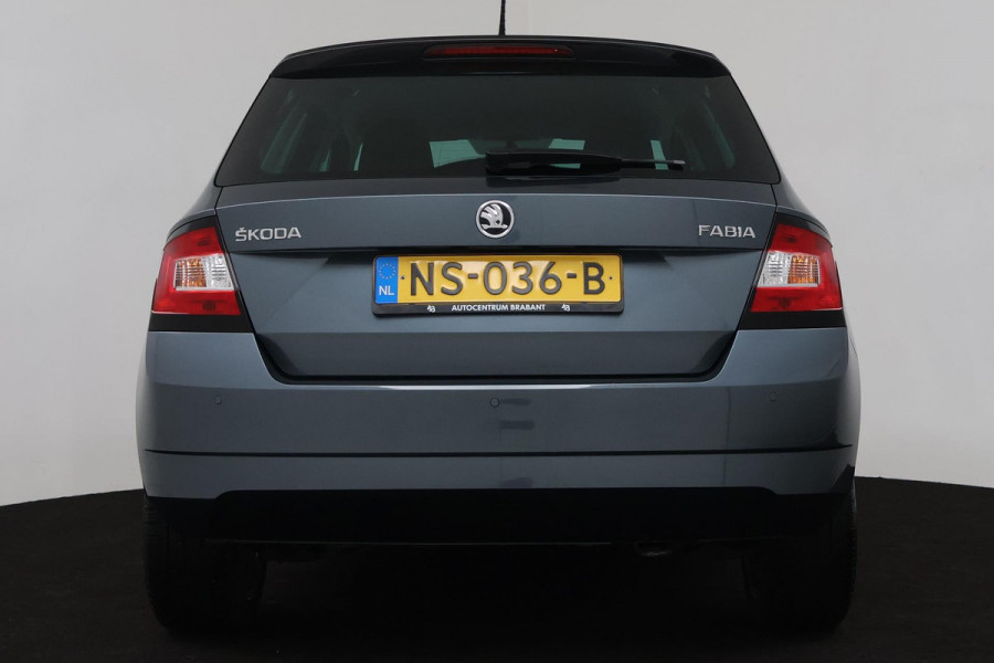 Škoda Fabia 1.2 TSI Style (PARKEERSENSOREN, CARPLAY, CRUISE CONTROL, NAVIGATIE, NL-AUTO)