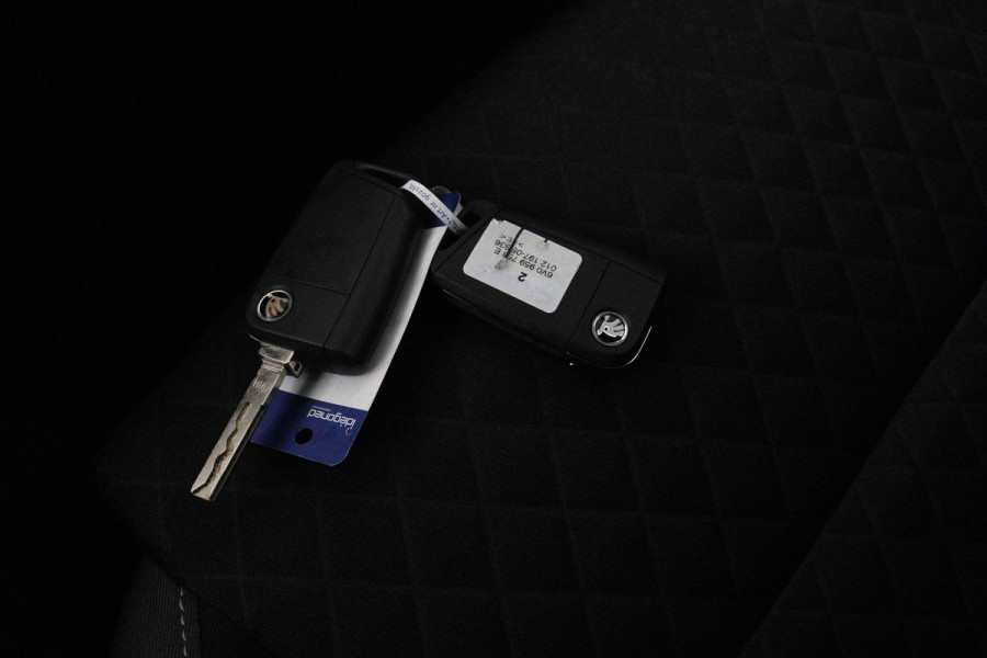 Škoda Fabia 1.2 TSI Style (PARKEERSENSOREN, CARPLAY, CRUISE CONTROL, NAVIGATIE, NL-AUTO)
