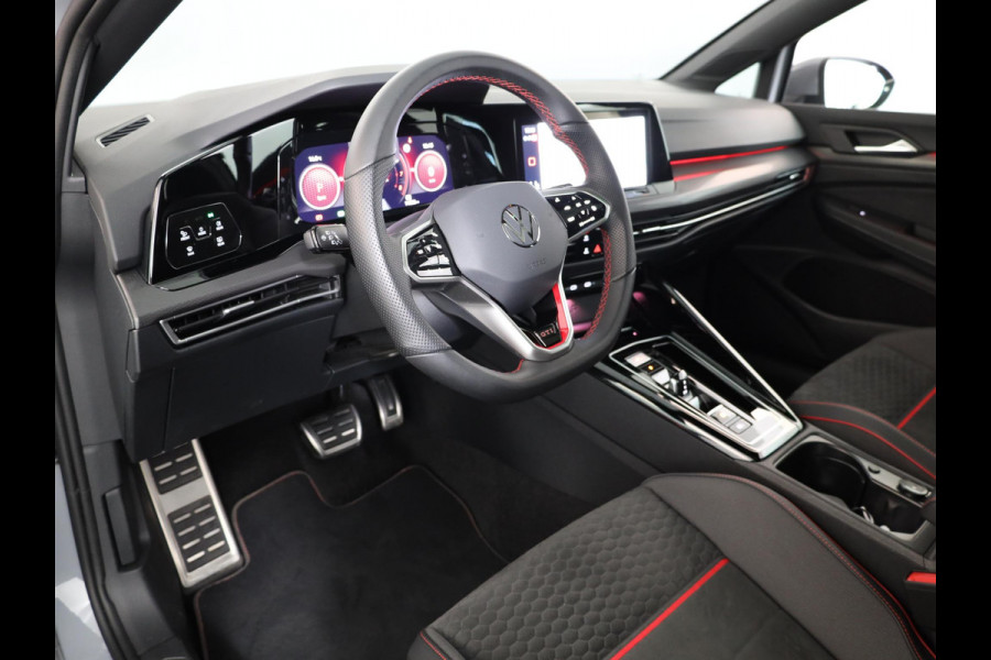Volkswagen Golf 2.0 TSI GTI Clubsport 300 pk Automaat (DSG) | Navigatie | Panoramadak | Parkeersensoren | Matrix LED koplampen | Stoelverwarming | Lichtmetalen velgen 19" |