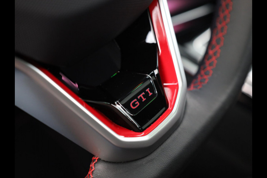 Volkswagen Golf 2.0 TSI GTI Clubsport 300 pk Automaat (DSG) | Navigatie | Panoramadak | Parkeersensoren | Matrix LED koplampen | Stoelverwarming | Lichtmetalen velgen 19" |