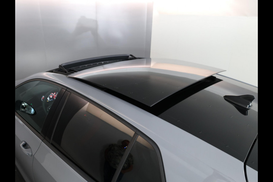 Volkswagen Golf 2.0 TSI GTI Clubsport 300 pk Automaat (DSG) | Navigatie | Panoramadak | Parkeersensoren | Matrix LED koplampen | Stoelverwarming | Lichtmetalen velgen 19" |