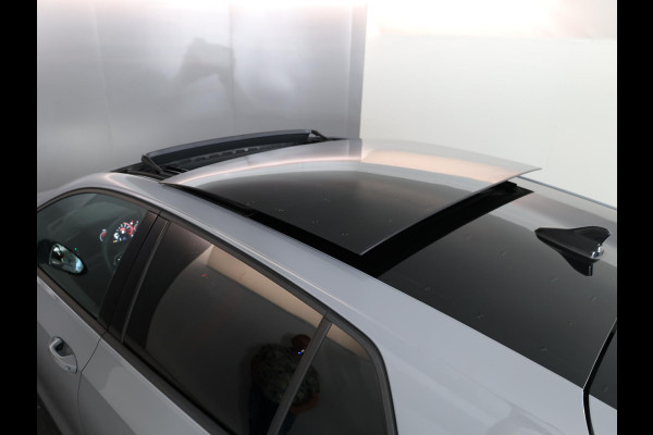 Volkswagen Golf 2.0 TSI GTI Clubsport 300 pk Automaat (DSG) | Navigatie | Panoramadak | Parkeersensoren | Matrix LED koplampen | Stoelverwarming | Lichtmetalen velgen 19" |