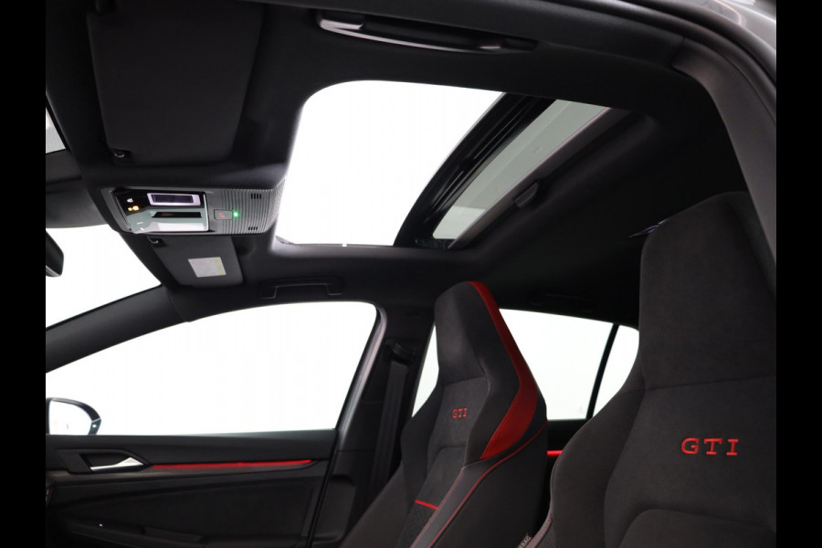 Volkswagen Golf 2.0 TSI GTI Clubsport 300 pk Automaat (DSG) | Navigatie | Panoramadak | Parkeersensoren | Matrix LED koplampen | Stoelverwarming | Lichtmetalen velgen 19" |