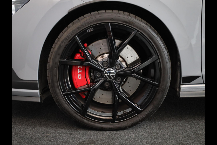 Volkswagen Golf 2.0 TSI GTI Clubsport 300 pk Automaat (DSG) | Navigatie | Panoramadak | Parkeersensoren | Matrix LED koplampen | Stoelverwarming | Lichtmetalen velgen 19" |