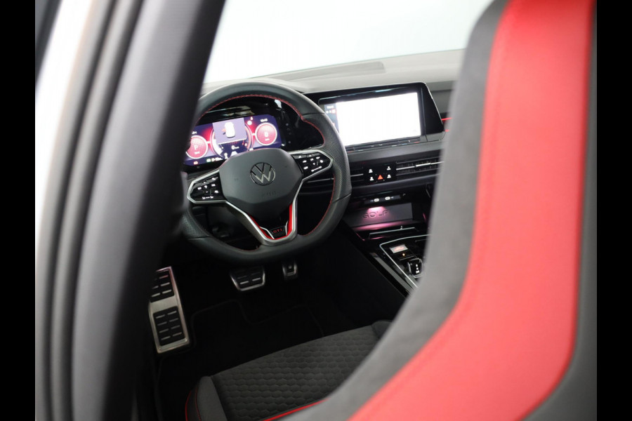 Volkswagen Golf 2.0 TSI GTI Clubsport 300 pk Automaat (DSG) | Navigatie | Panoramadak | Parkeersensoren | Matrix LED koplampen | Stoelverwarming | Lichtmetalen velgen 19" |