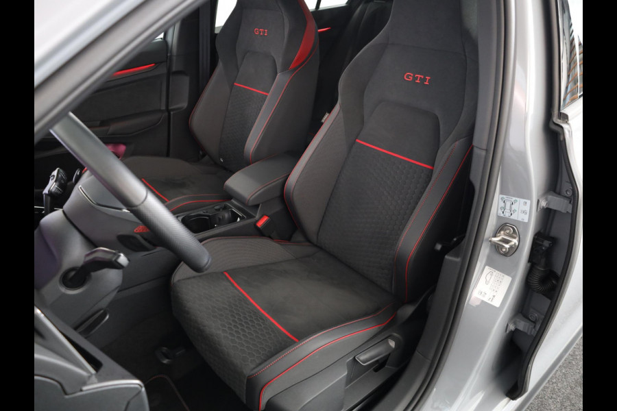 Volkswagen Golf 2.0 TSI GTI Clubsport 300 pk Automaat (DSG) | Navigatie | Panoramadak | Parkeersensoren | Matrix LED koplampen | Stoelverwarming | Lichtmetalen velgen 19" |