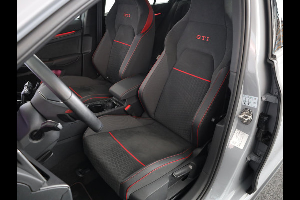 Volkswagen Golf 2.0 TSI GTI Clubsport 300 pk Automaat (DSG) | Navigatie | Panoramadak | Parkeersensoren | Matrix LED koplampen | Stoelverwarming | Lichtmetalen velgen 19" |