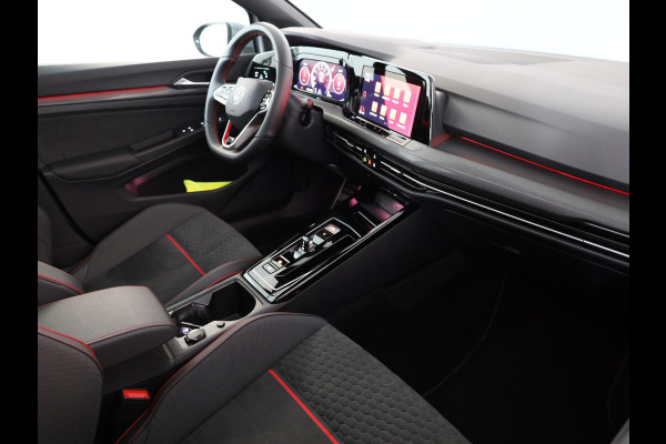 Volkswagen Golf 2.0 TSI GTI Clubsport 300 pk Automaat (DSG) | Navigatie | Panoramadak | Parkeersensoren | Matrix LED koplampen | Stoelverwarming | Lichtmetalen velgen 19" |