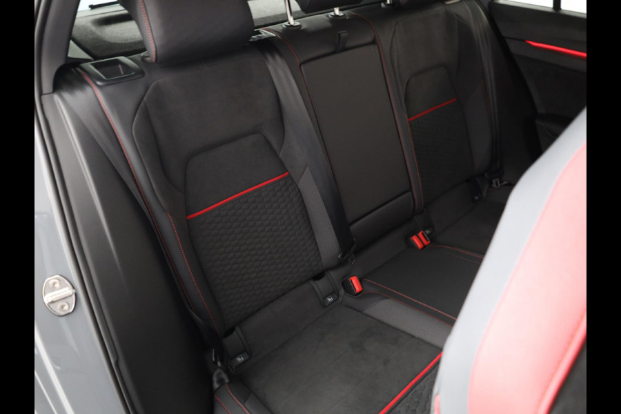 Volkswagen Golf 2.0 TSI GTI Clubsport 300 pk Automaat (DSG) | Navigatie | Panoramadak | Parkeersensoren | Matrix LED koplampen | Stoelverwarming | Lichtmetalen velgen 19" |