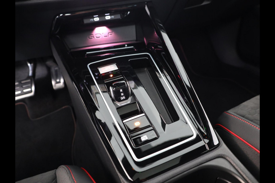 Volkswagen Golf 2.0 TSI GTI Clubsport 300 pk Automaat (DSG) | Navigatie | Panoramadak | Parkeersensoren | Matrix LED koplampen | Stoelverwarming | Lichtmetalen velgen 19" |