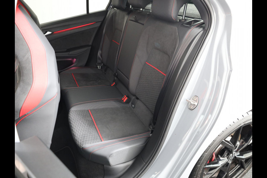 Volkswagen Golf 2.0 TSI GTI Clubsport 300 pk Automaat (DSG) | Navigatie | Panoramadak | Parkeersensoren | Matrix LED koplampen | Stoelverwarming | Lichtmetalen velgen 19" |
