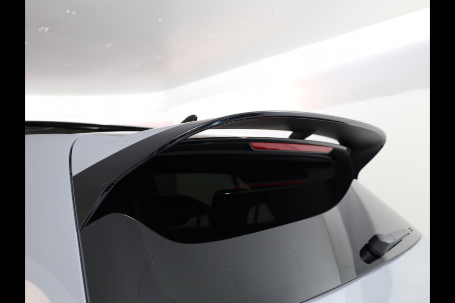 Volkswagen Golf 2.0 TSI GTI Clubsport 300 pk Automaat (DSG) | Navigatie | Panoramadak | Parkeersensoren | Matrix LED koplampen | Stoelverwarming | Lichtmetalen velgen 19" |