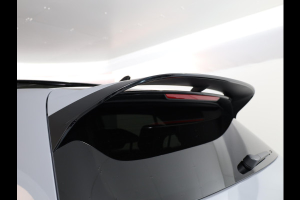 Volkswagen Golf 2.0 TSI GTI Clubsport 300 pk Automaat (DSG) | Navigatie | Panoramadak | Parkeersensoren | Matrix LED koplampen | Stoelverwarming | Lichtmetalen velgen 19" |