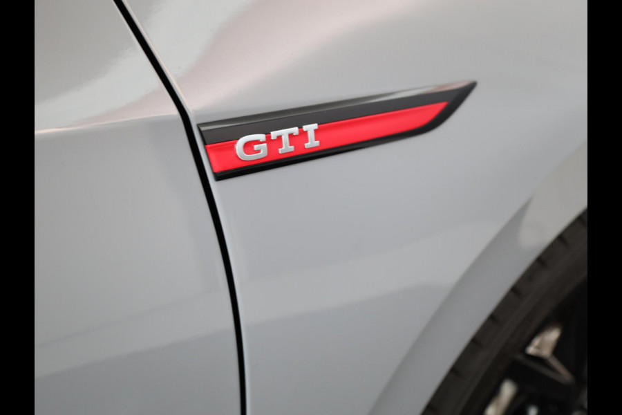 Volkswagen Golf 2.0 TSI GTI Clubsport 300 pk Automaat (DSG) | Navigatie | Panoramadak | Parkeersensoren | Matrix LED koplampen | Stoelverwarming | Lichtmetalen velgen 19" |