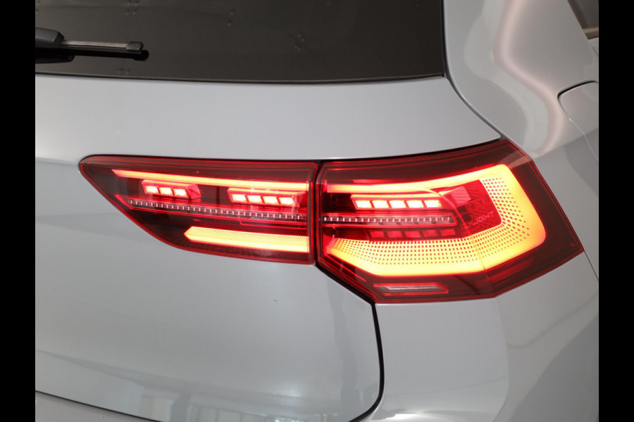 Volkswagen Golf 2.0 TSI GTI Clubsport 300 pk Automaat (DSG) | Navigatie | Panoramadak | Parkeersensoren | Matrix LED koplampen | Stoelverwarming | Lichtmetalen velgen 19" |