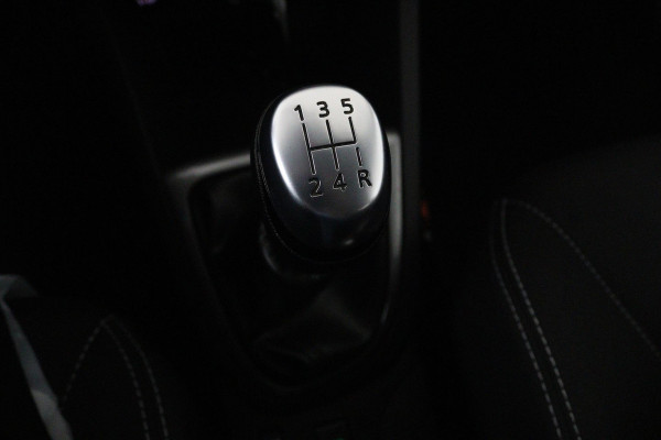 Renault Clio Estate 0.9 TCe Limited (PARKEERSENSOREN, TREKHAAK, NAVIGATIE, CRUISE, BLUETOOTH, NL-AUTO)