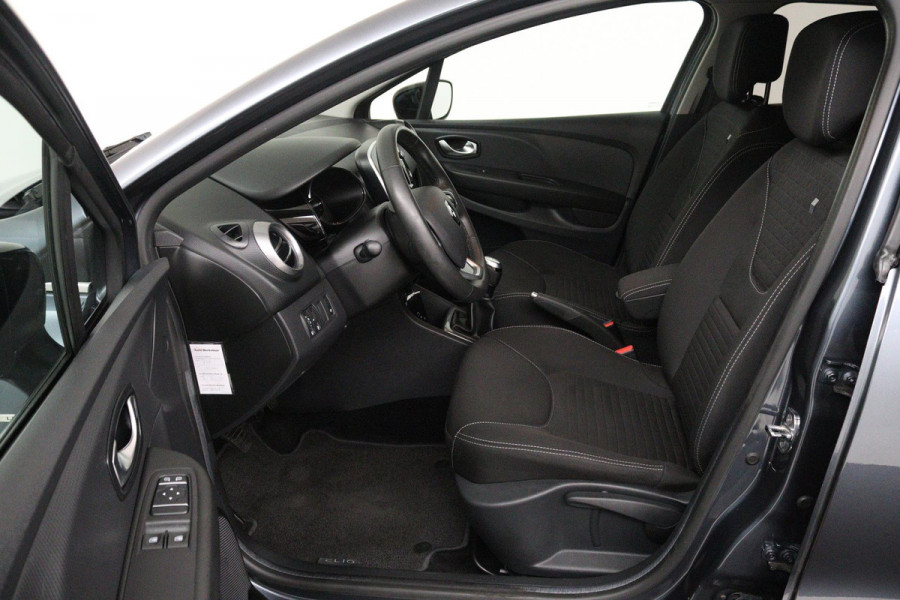 Renault Clio Estate 0.9 TCe Limited (PARKEERSENSOREN, TREKHAAK, NAVIGATIE, CRUISE, BLUETOOTH, NL-AUTO)