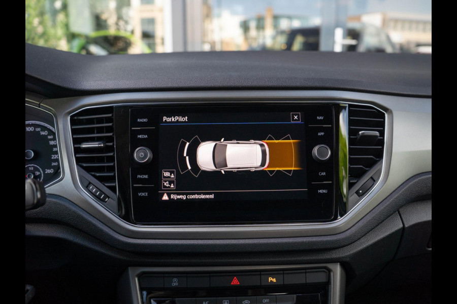Volkswagen T-Roc 1.5 TSI Style Business / Adaptive / CarPlay / El. kofferbak / Sensoren / Navigatie