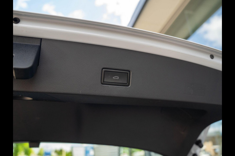 Volkswagen T-Roc 1.5 TSI Style Business / Adaptive / CarPlay / El. kofferbak / Sensoren / Navigatie