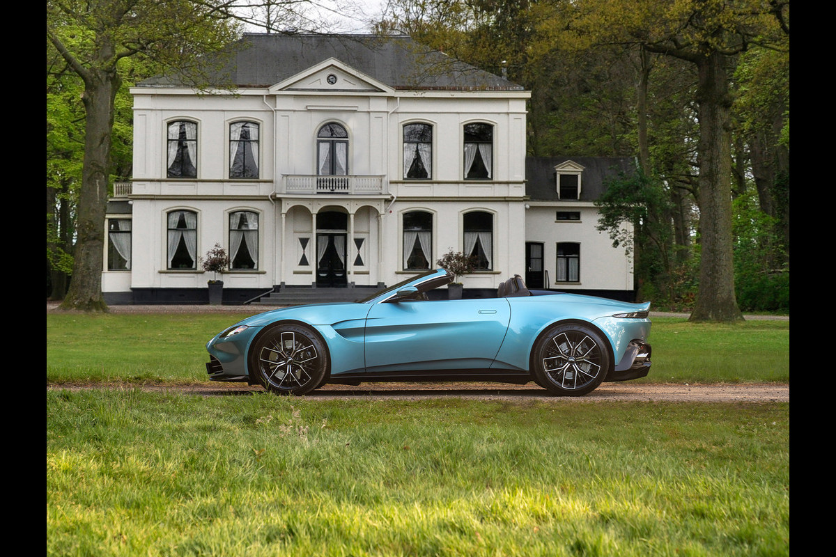 Aston Martin Vantage Roadster 4.0 V8 | Premium audio | 360 cam | Q-color | Caribbean Blue Pearl Aston Martin Vantage Roadster 4.0 V8 | Premium audio | 360 cam | Q-color | Caribbean Blue Pearl