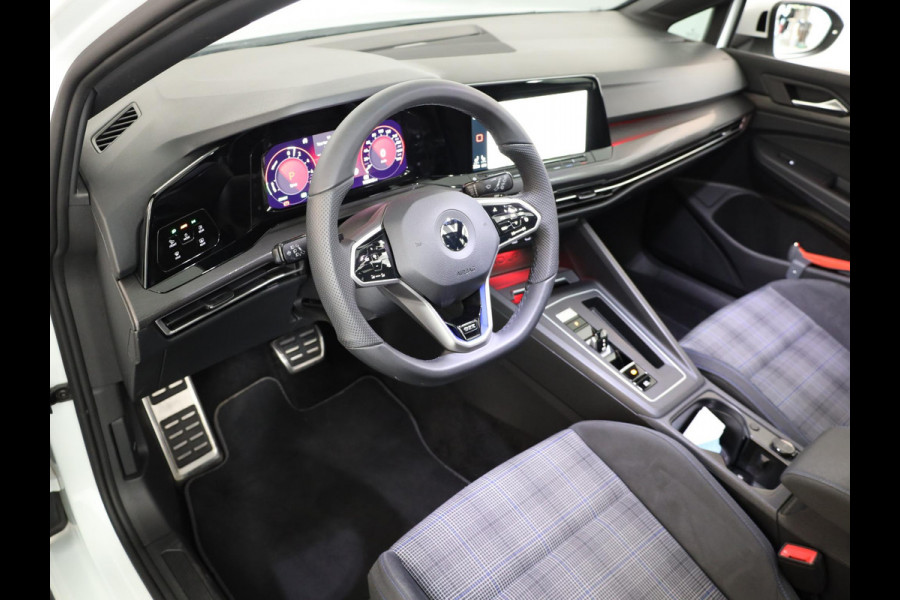 Volkswagen Golf 1.4 eHybrid GTE 245 pk Automaat (DSG) | Navigatie | Panoramadak | Parkeersensoren (Park assist) | Achteruitrijcamera | Adaptieve cruise control | Stoelverwarming |