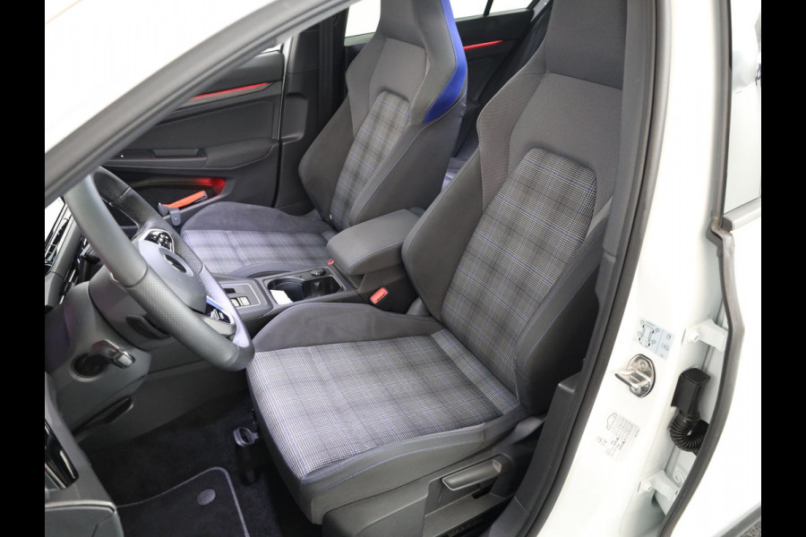 Volkswagen Golf 1.4 eHybrid GTE 245 pk Automaat (DSG) | Navigatie | Panoramadak | Parkeersensoren (Park assist) | Achteruitrijcamera | Adaptieve cruise control | Stoelverwarming |