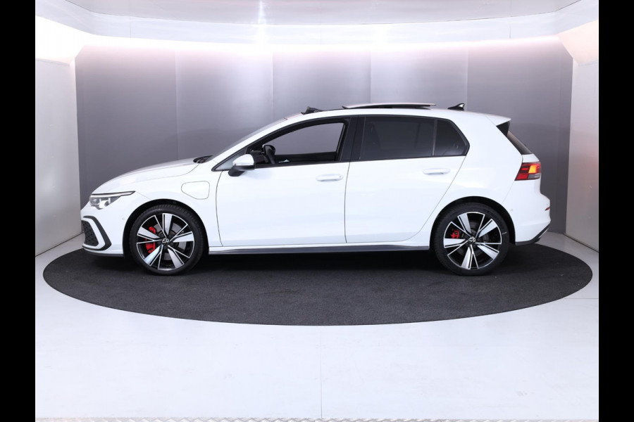 Volkswagen Golf 1.4 eHybrid GTE 245 pk Automaat (DSG) | Navigatie | Panoramadak | Parkeersensoren (Park assist) | Achteruitrijcamera | Adaptieve cruise control | Stoelverwarming |