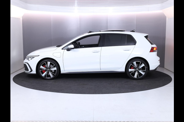 Volkswagen Golf 1.4 eHybrid GTE 245 pk Automaat (DSG) | Navigatie | Panoramadak | Parkeersensoren (Park assist) | Achteruitrijcamera | Adaptieve cruise control | Stoelverwarming |