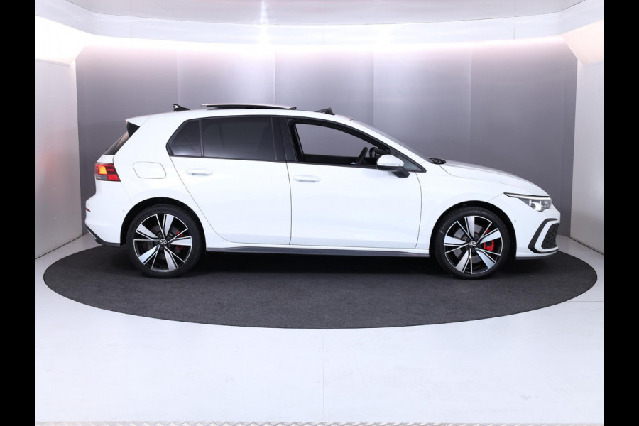 Volkswagen Golf 1.4 eHybrid GTE 245 pk Automaat (DSG) | Navigatie | Panoramadak | Parkeersensoren (Park assist) | Achteruitrijcamera | Adaptieve cruise control | Stoelverwarming |