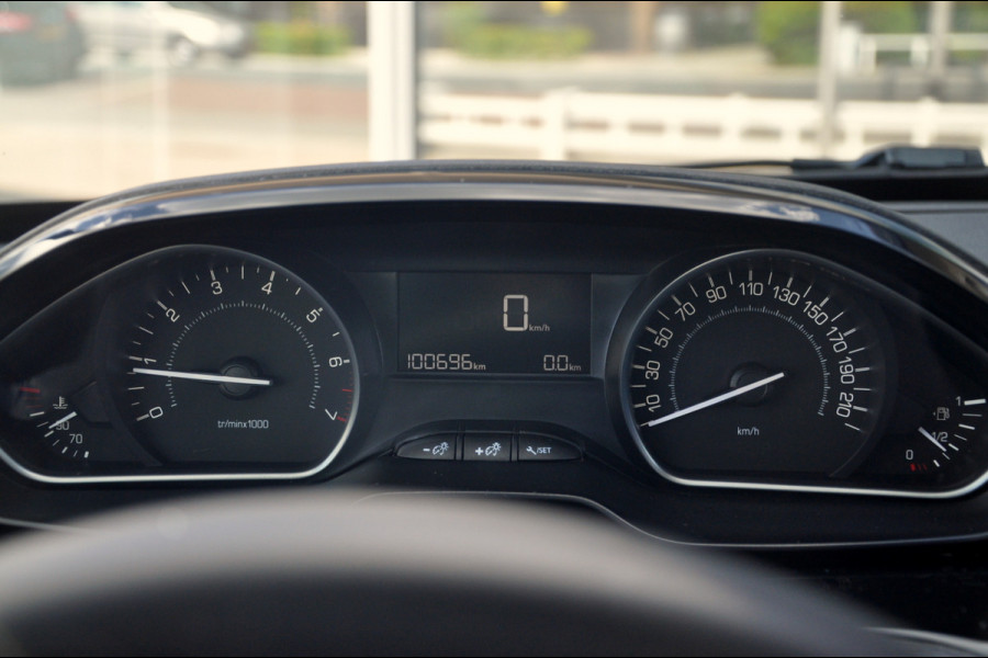 Peugeot 2008 1.2 PureTech Active | Navigatie | Airco | Trekhaak
