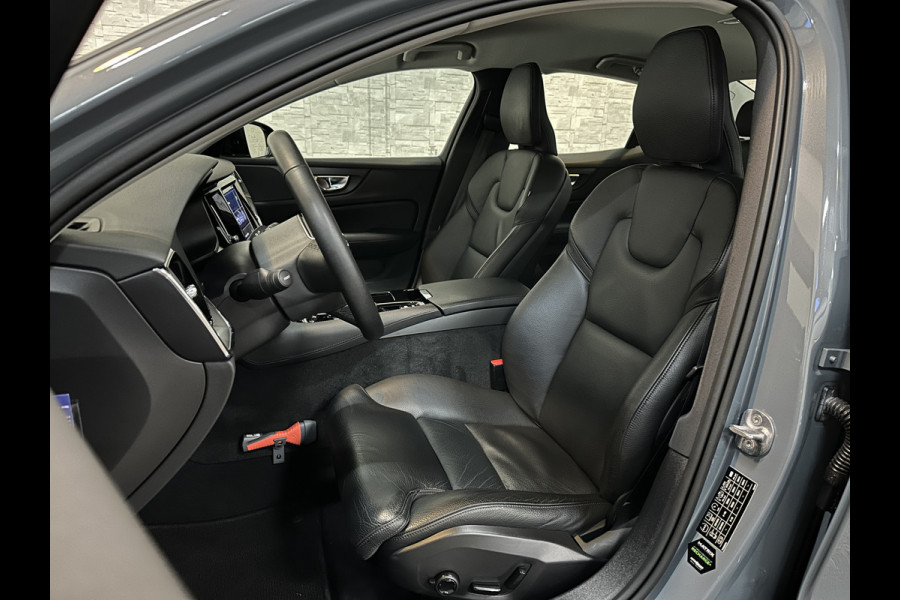 Volvo S60 350pk T6 AWD Long Range! | Plus Dark | Sportstoelen | Pilot-Assist | ACC | Memory | Leder | Trekhaak | Keyless-Entry | Thunder-Grey | Stoelverwarming V+A | Stuurverwarming | Full-LED | Carplay | Origineel NL | 19'' | Getint Glas |