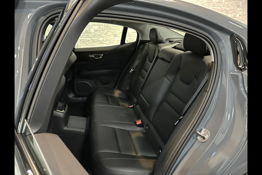 Volvo S60 350pk T6 AWD Long Range! | Plus Dark | Sportstoelen | Pilot-Assist | ACC | Memory | Leder | Trekhaak | Keyless-Entry | Thunder-Grey | Stoelverwarming V+A | Stuurverwarming | Full-LED | Carplay | Origineel NL | 19'' | Getint Glas |