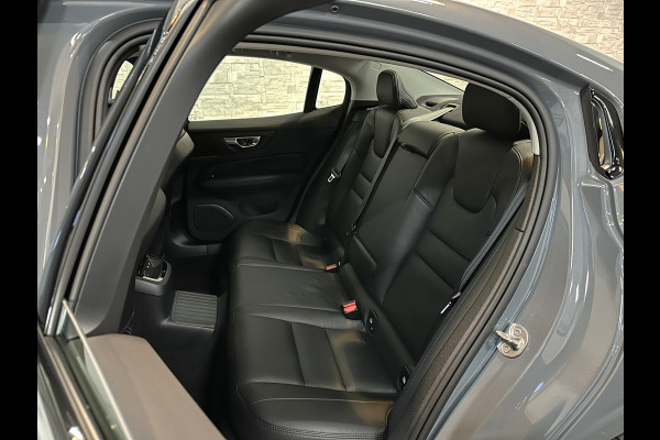 Volvo S60 350pk T6 AWD Long Range! | Plus Dark | Sportstoelen | Pilot-Assist | ACC | Memory | Leder | Trekhaak | Keyless-Entry | Thunder-Grey | Stoelverwarming V+A | Stuurverwarming | Full-LED | Carplay | Origineel NL | 19'' | Getint Glas |