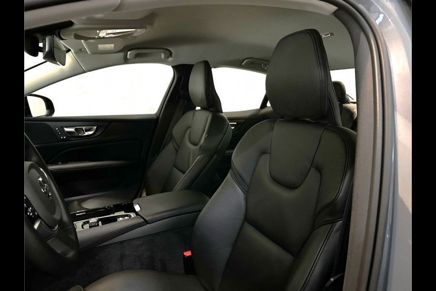 Volvo S60 350pk T6 AWD Long Range! | Plus Dark | Sportstoelen | Pilot-Assist | ACC | Memory | Leder | Trekhaak | Keyless-Entry | Thunder-Grey | Stoelverwarming V+A | Stuurverwarming | Full-LED | Carplay | Origineel NL | 19'' | Getint Glas |