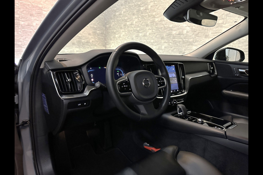 Volvo S60 350pk T6 AWD Long Range! | Plus Dark | Sportstoelen | Pilot-Assist | ACC | Memory | Leder | Trekhaak | Keyless-Entry | Thunder-Grey | Stoelverwarming V+A | Stuurverwarming | Full-LED | Carplay | Origineel NL | 19'' | Getint Glas |
