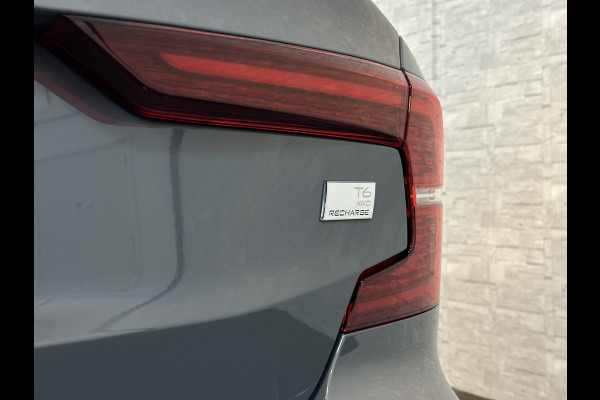 Volvo S60 350pk T6 AWD Long Range! | Plus Dark | Sportstoelen | Pilot-Assist | ACC | Memory | Leder | Trekhaak | Keyless-Entry | Thunder-Grey | Stoelverwarming V+A | Stuurverwarming | Full-LED | Carplay | Origineel NL | 19'' | Getint Glas |