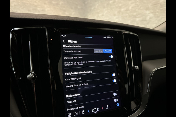 Volvo S60 350pk T6 AWD Long Range! | Plus Dark | Sportstoelen | Pilot-Assist | ACC | Memory | Leder | Trekhaak | Keyless-Entry | Thunder-Grey | Stoelverwarming V+A | Stuurverwarming | Full-LED | Carplay | Origineel NL | 19'' | Getint Glas |