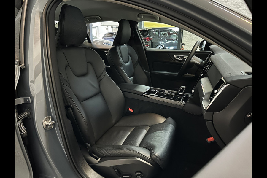 Volvo S60 350pk T6 AWD Long Range! | Plus Dark | Sportstoelen | Pilot-Assist | ACC | Memory | Leder | Trekhaak | Keyless-Entry | Thunder-Grey | Stoelverwarming V+A | Stuurverwarming | Full-LED | Carplay | Origineel NL | 19'' | Getint Glas |