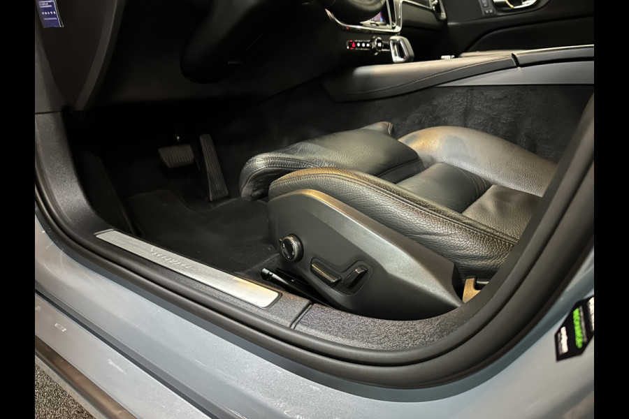 Volvo S60 350pk T6 AWD Long Range! | Plus Dark | Sportstoelen | Pilot-Assist | ACC | Memory | Leder | Trekhaak | Keyless-Entry | Thunder-Grey | Stoelverwarming V+A | Stuurverwarming | Full-LED | Carplay | Origineel NL | 19'' | Getint Glas |